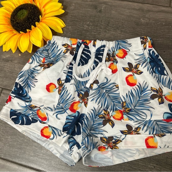 Amazon Essentials Women's Tropical Print Shorts - Picture 2 of 5